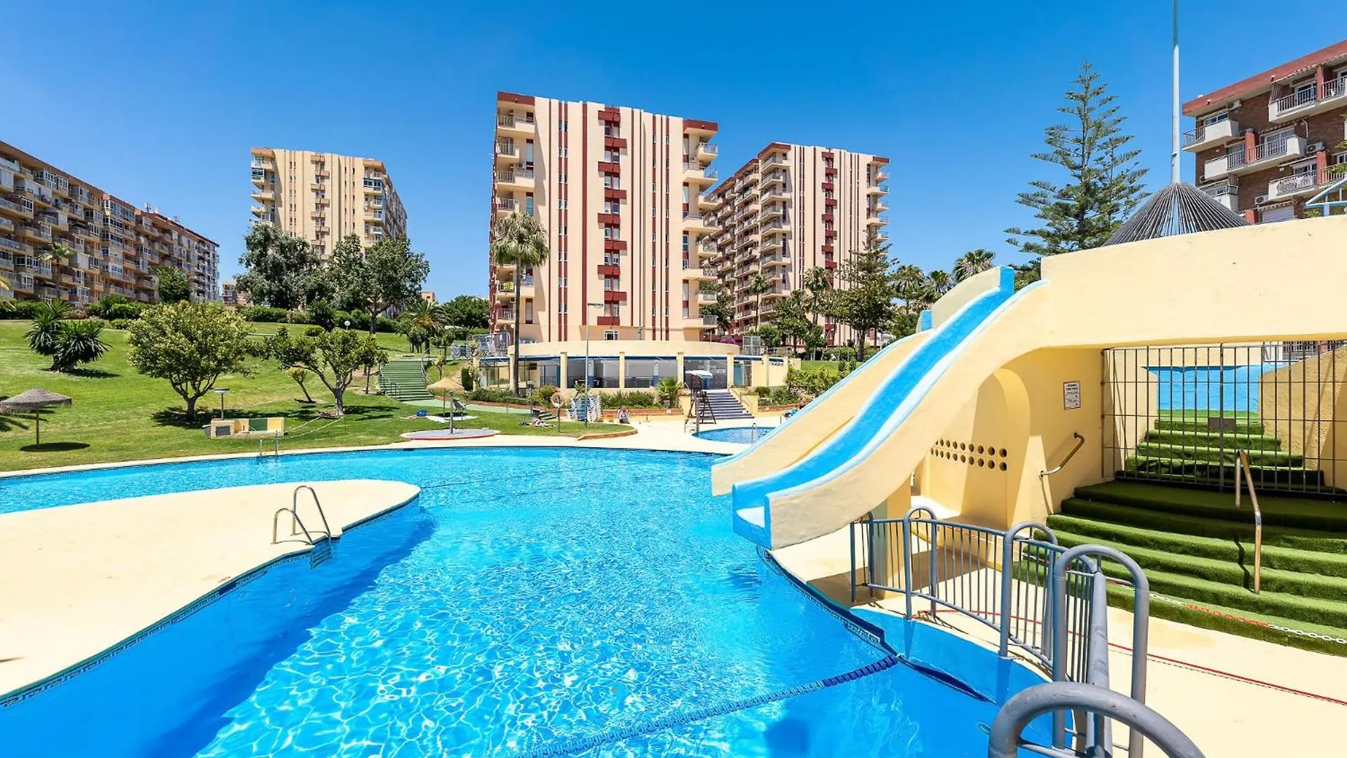 797 Holiday Rentals - Acogedor Estudio Ubicado En Edificio Jupiter Benalmádena